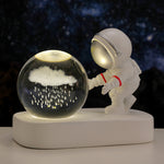 Galaxy Astronaut Crystal Ball Night Light – USB Powered Planet Lamp, Warm Bedside Light & Birthday Gift for Home Decor